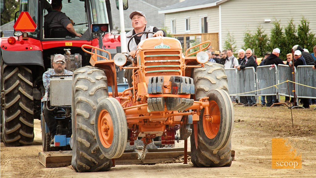 Une compétition de tirs de tracteurs antiques enlevante à Saint-Clet