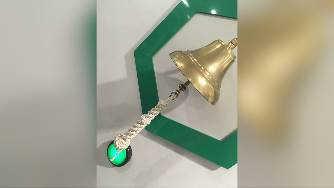 Chaque nouveau client de la succursale Desjardins doit sonner cette cloche afin de confirmer sa confiance en l'institution financière et ses employés.