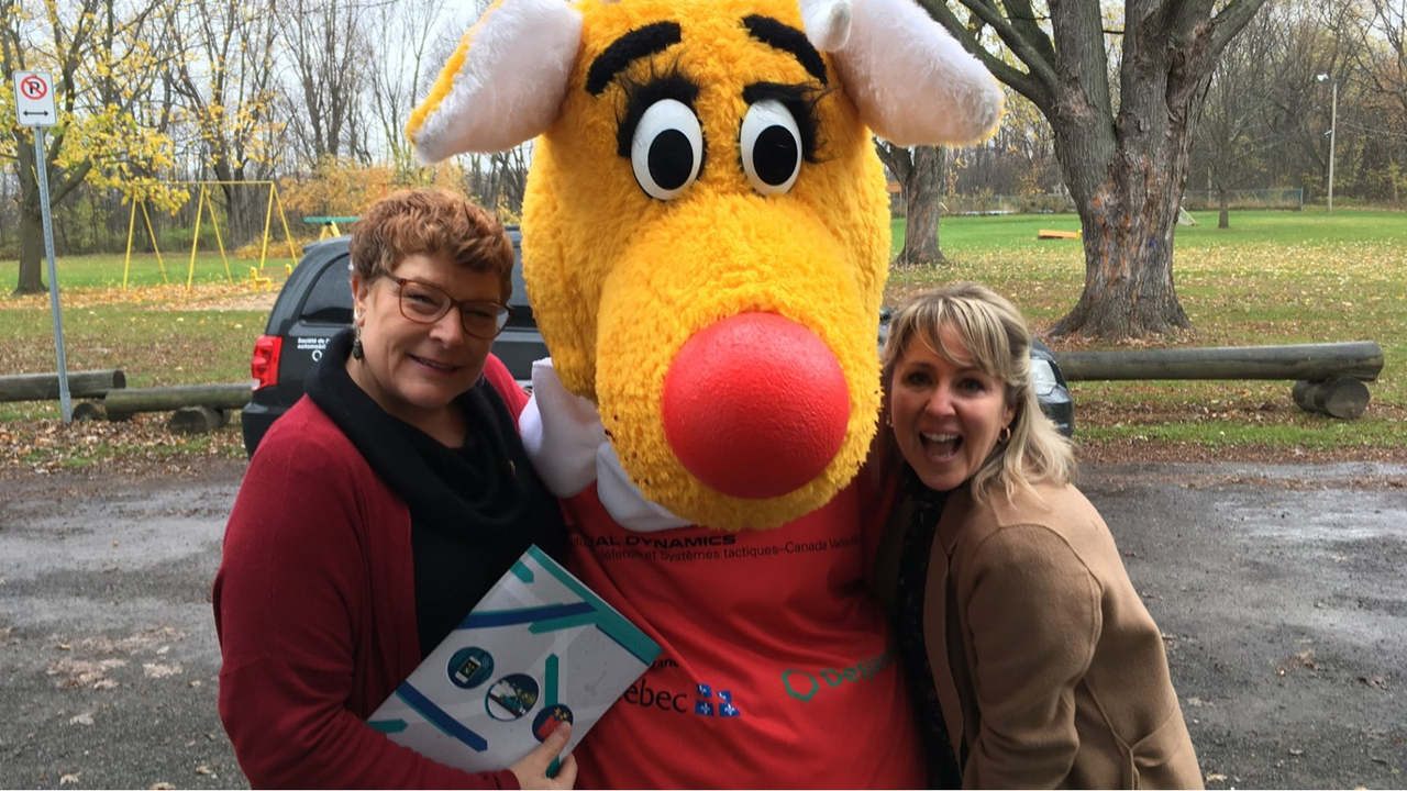 La coordonnatrice de la campagne locale 2019 d'Opération Nez Rouge, Josée Joannette pose avec le célèbre Nez rouge et la présidente d'honneur Geneviève Gélineau.