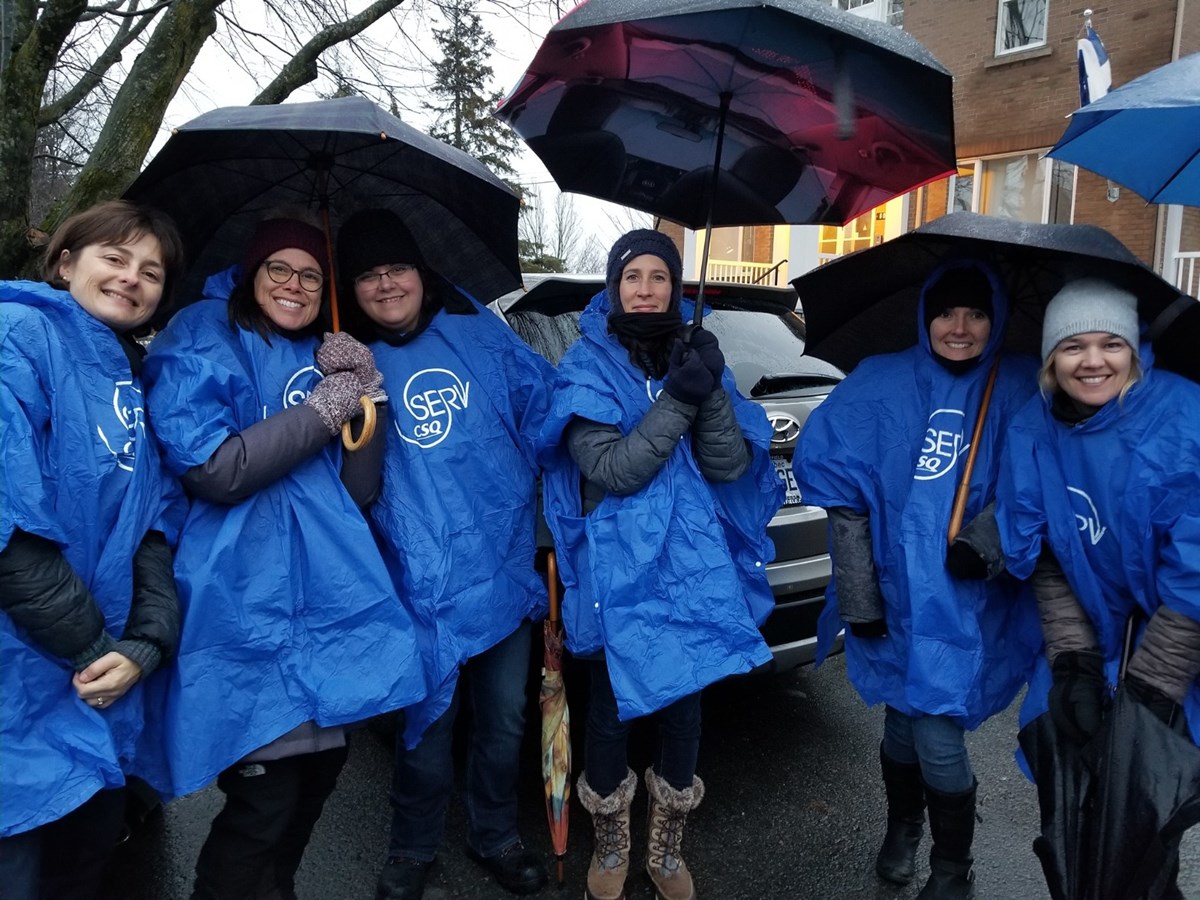 Les enseignants manifestent devant les bureaux de Marilyne Picard