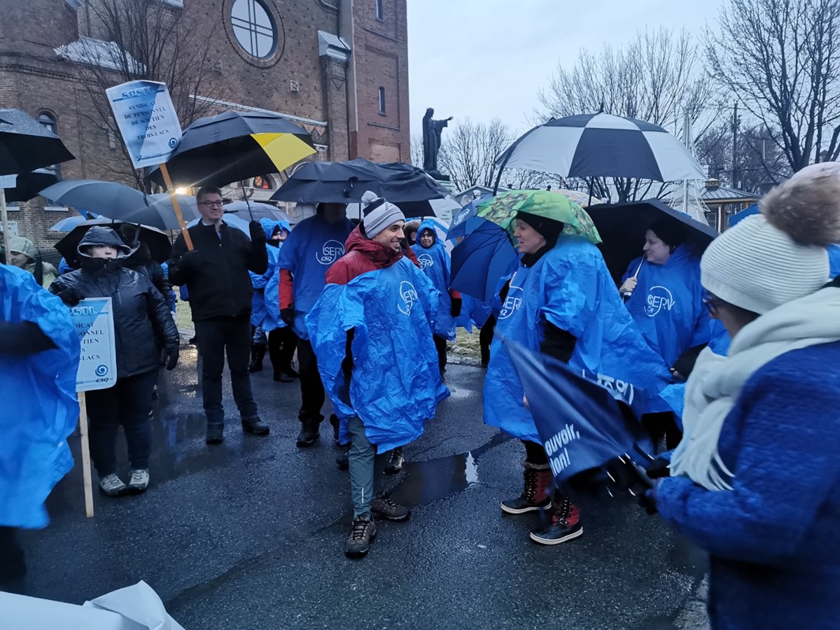 Les enseignants manifestent devant les bureaux de Marilyne Picard