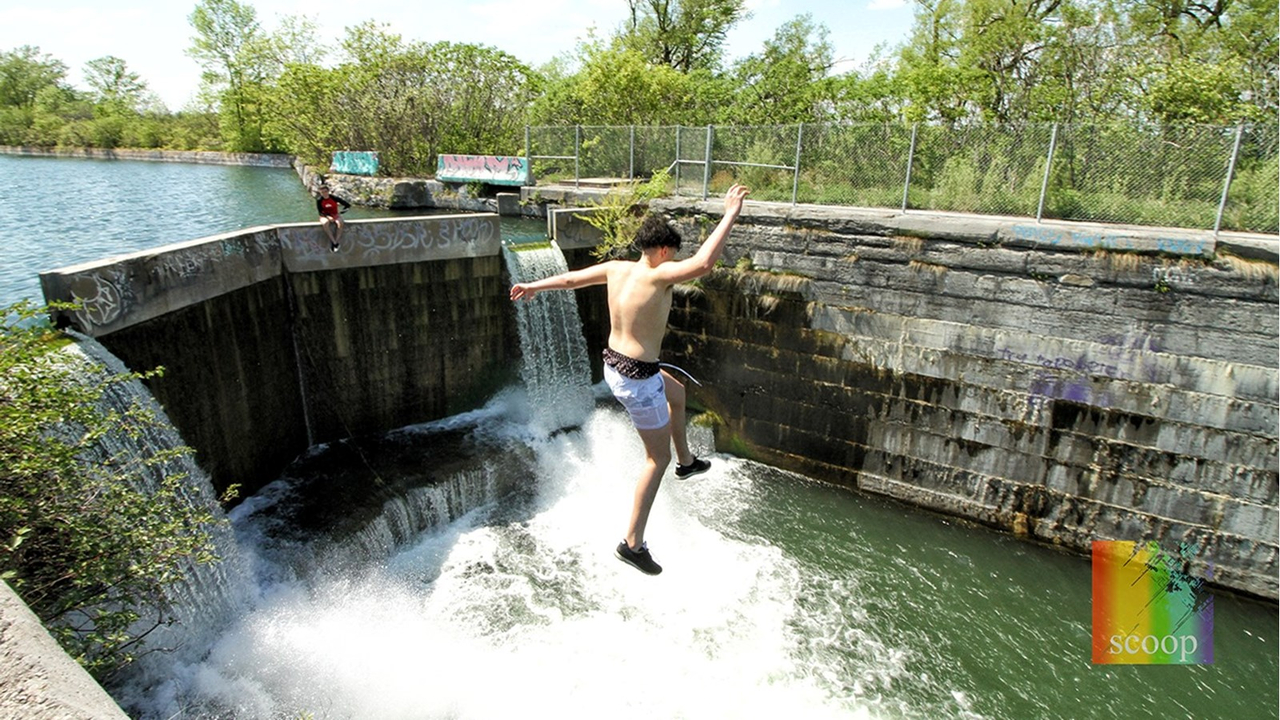 Des baigneurs téméraires aux écluses de Pointe-des-Cascades