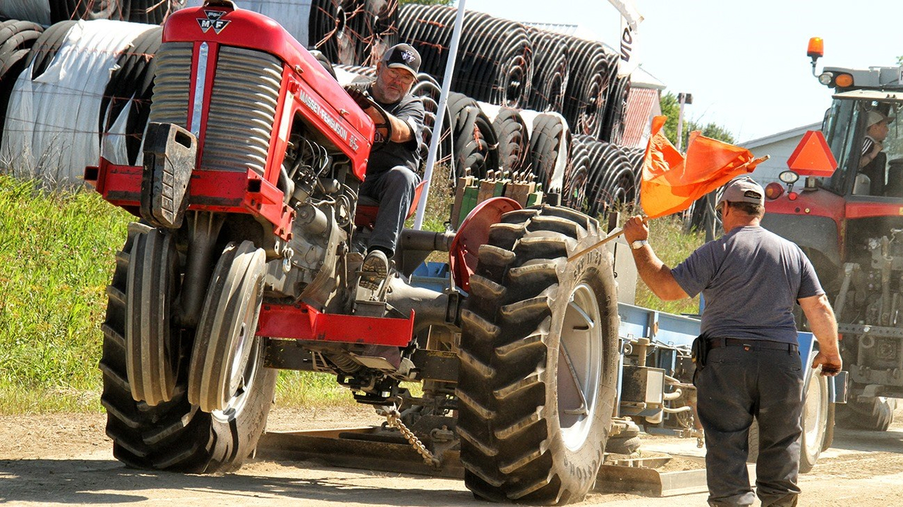 Une compétition de tirs de tracteurs enlevante à Saint-Clet