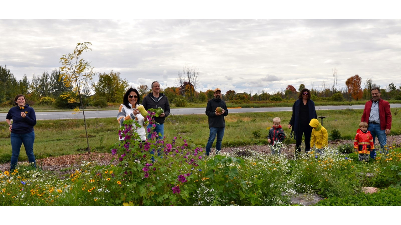 Émilie Poirier, représentante du MARE, Andrée Brosseau, mairesse de Coteau-du-Lac
Martin Legault, représentant du MARE, Marc-André Simard, chargé de projet en environnement, Ville de Coteau-du-Lac; Judy Levac-Bourbonnais, horticultrice et instigatrice du projet, Mario Bourbonnais, bénévole et père de Judy