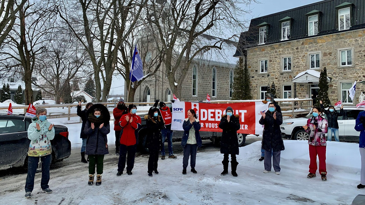 Avec des travailleuses du CHSLD-CLSC Côteau-du-Lac
