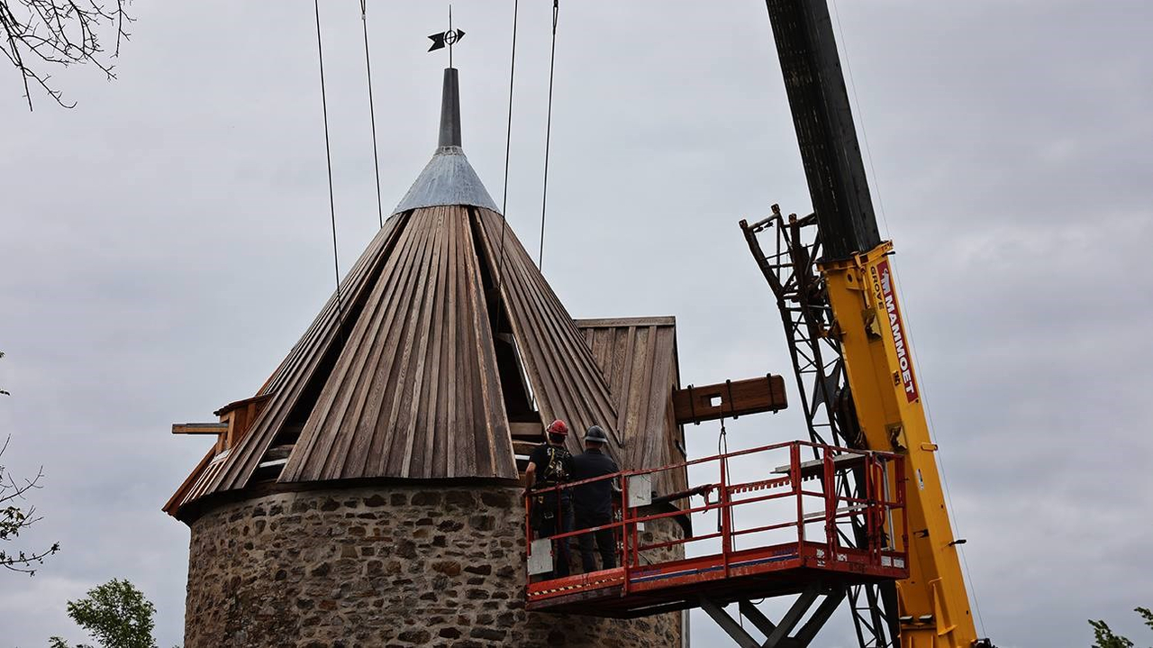 Le moulin de la Pointe-du-Moulin retrouve enfin son toit