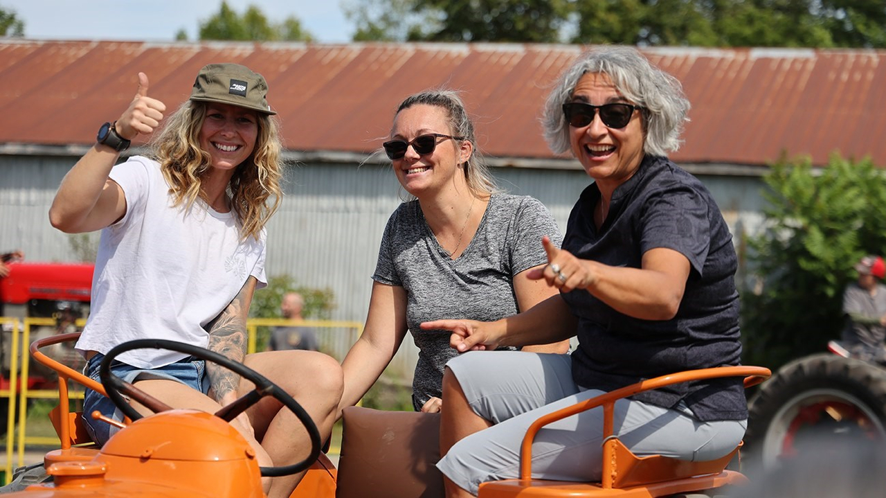 Joannie, Cynthia et la députée fédérale sortante de Salaberry-Suroît, Claude DeBellefeuille.