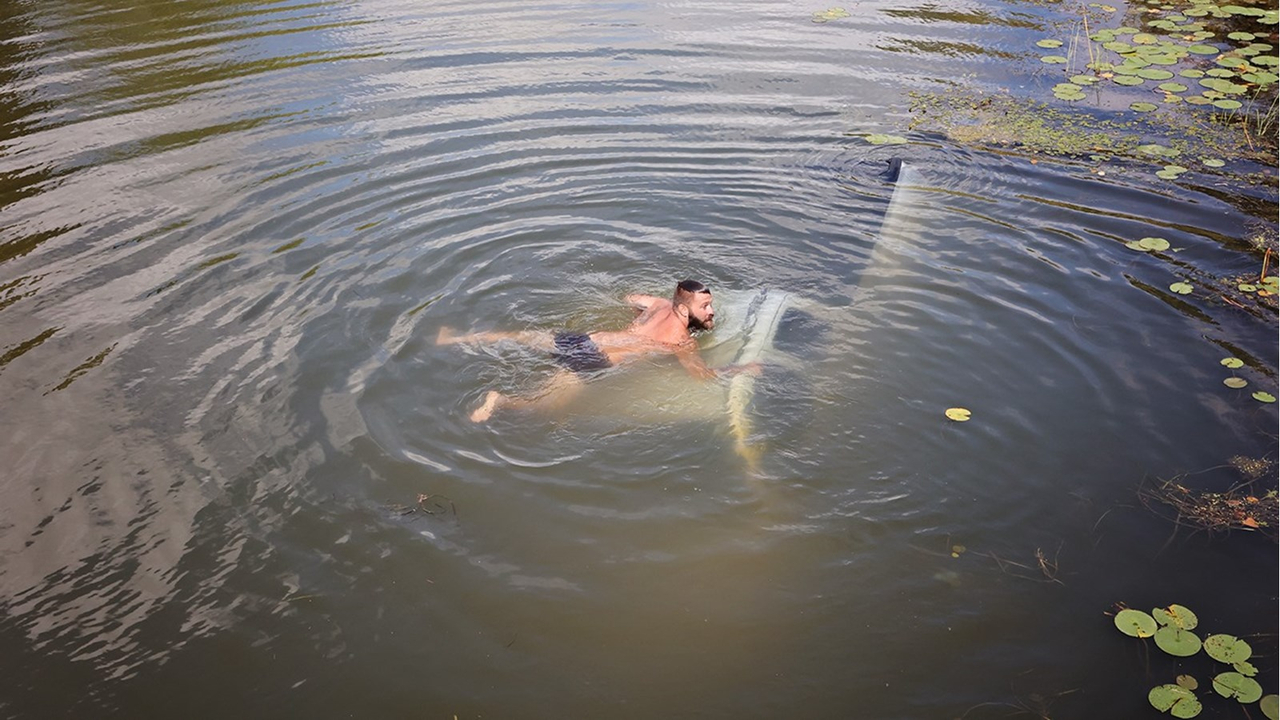 Une course au dépanneur se termine... à l'eau!