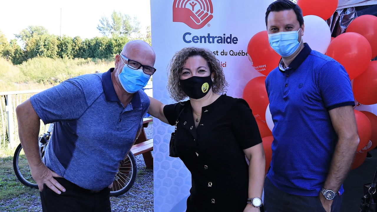 André Mercier et Maxime Chevrier, membre du comité d'analyse, prennent la pose lors du lancement de la campagne annuelle