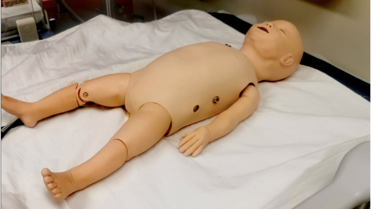 Des mannequins qui prennent l’apparence de poupons sont aussi présents au centre de simulation pour que les étudiants puissent se pratiquer à les manipuler