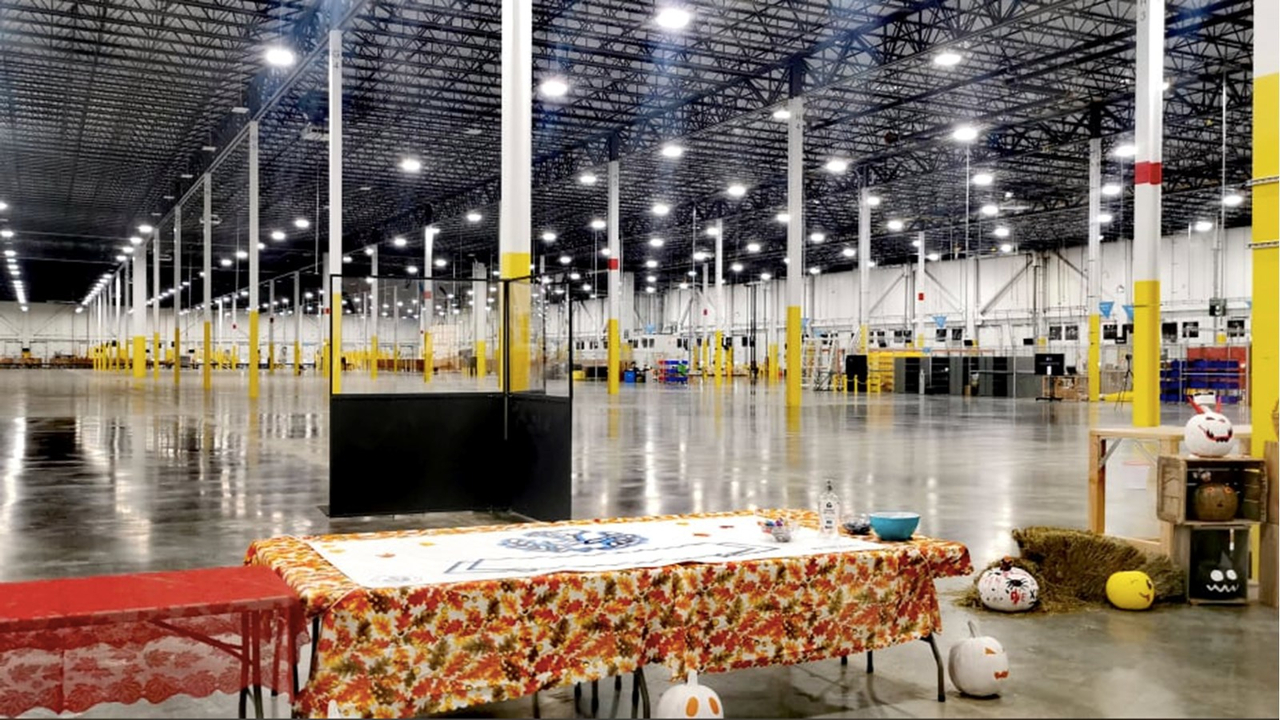 Amazon ouvre son plus grand centre de tri robotique à Coteau-du-Lac