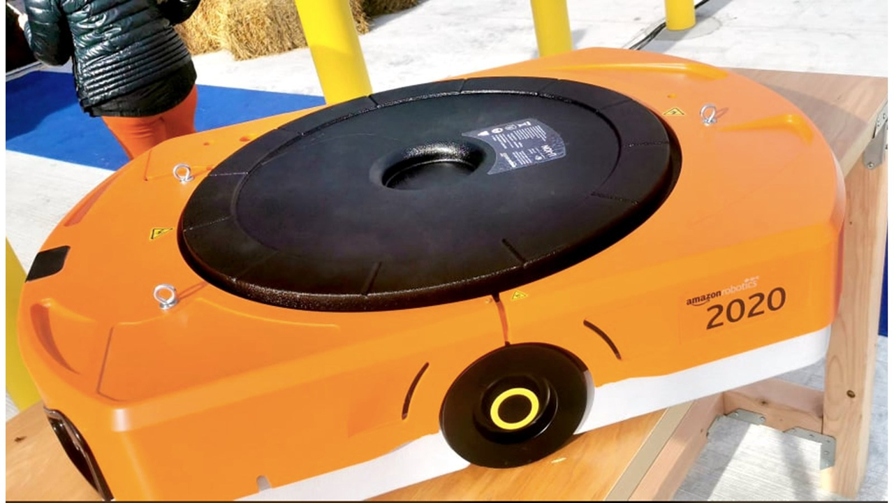 On retrouve, dans les locaux d'Amazon, deux types de robot dont la base ressemble à celle-ci. Une fois assemblé, les robots peuvent atteindre 300 lbs!