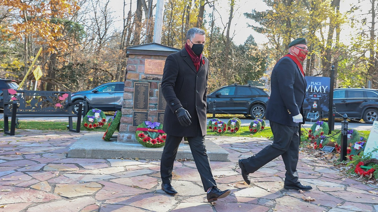 Le député de Vaudreuil-Soulanges, Peter Schiefke, assistait à la cérémonie à Hudson en ce Jour du Souvenir