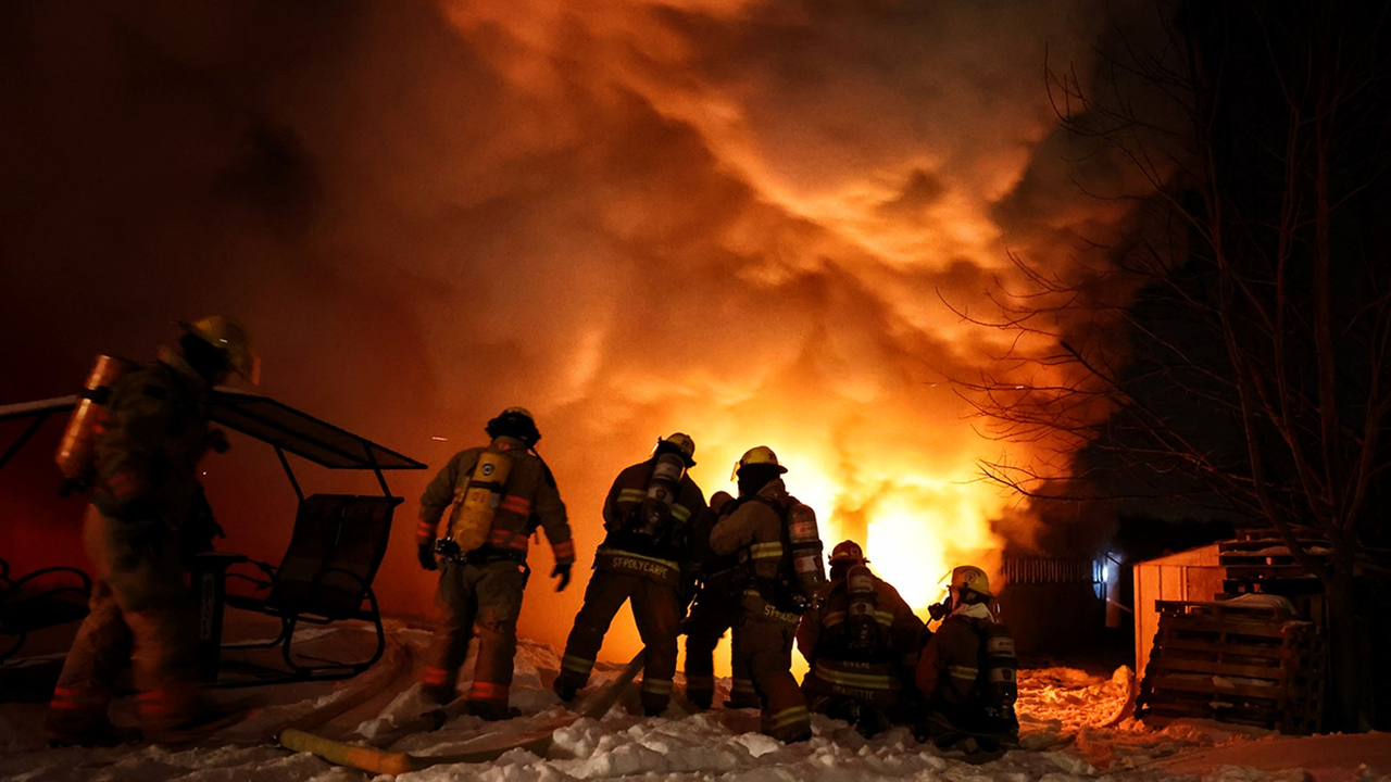 Un mur de flammes combattu par les pompiers à Rivière-Beaudette