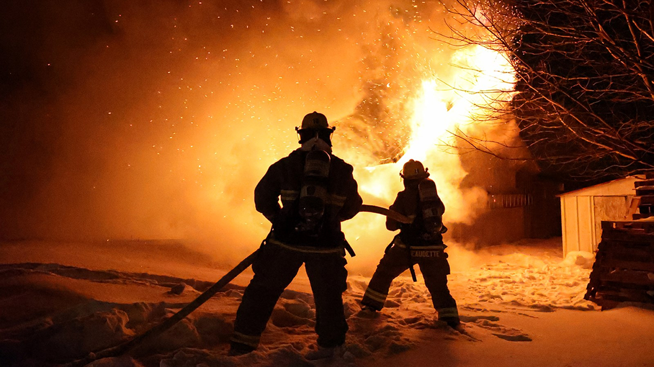 Un mur de flammes combattu par les pompiers à Rivière-Beaudette