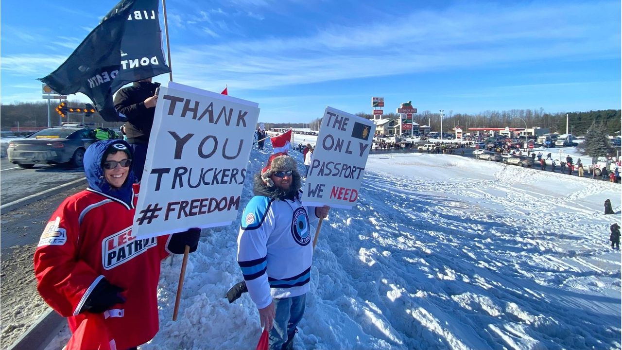 Convoi pour la liberté: plusieurs centaines de manifestants présents à Rigaud