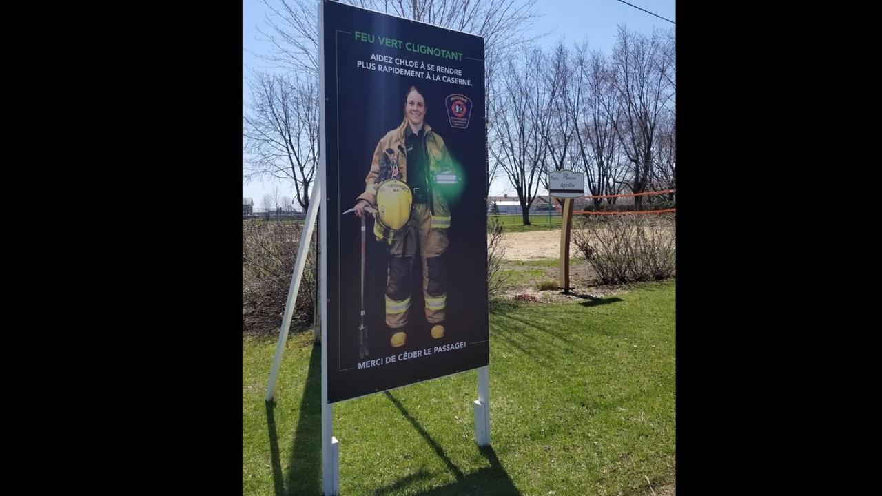 Des affiches récemment installées pour inviter les automobilistes à céder le passage aux pompiers