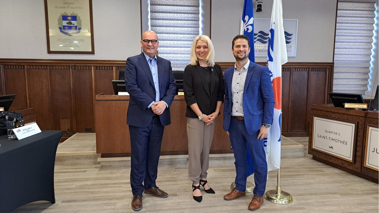Sur la photo, on retrouve de gauche à droite: le député de Beauharnois, Claude Reid, la ministre déléguée à l’Économie, Lucie Lecours et le maire Miguel Lemieux