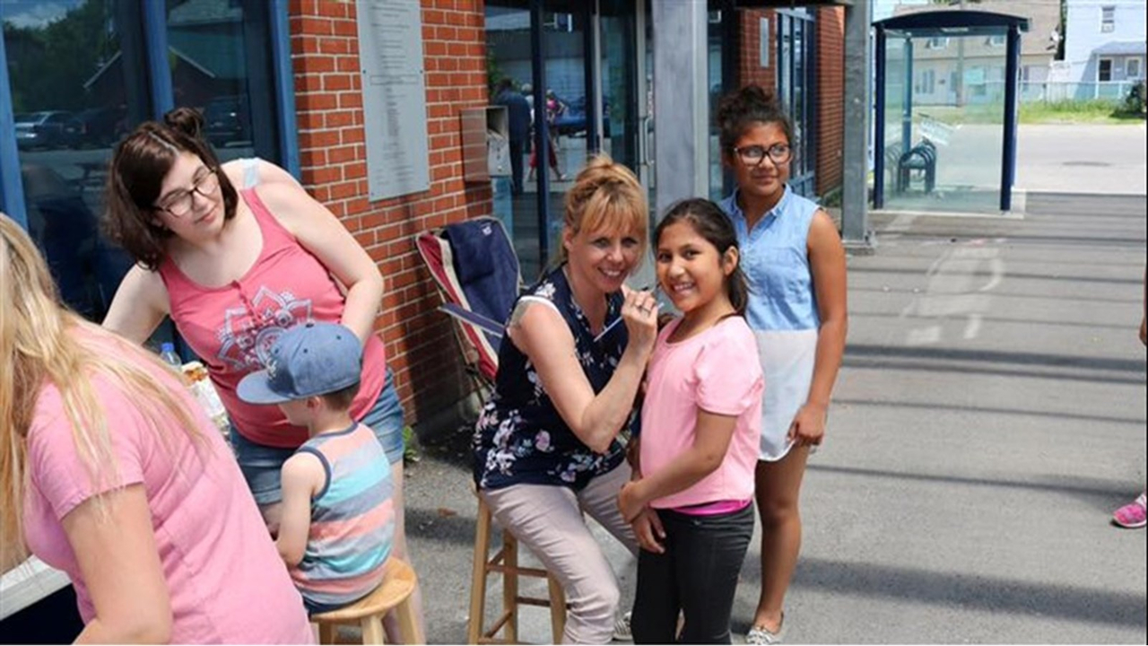 La conseillère municipale du quartier Champlain, France Chenail, profite de ce rassemblement pour échanger avec les citoyens