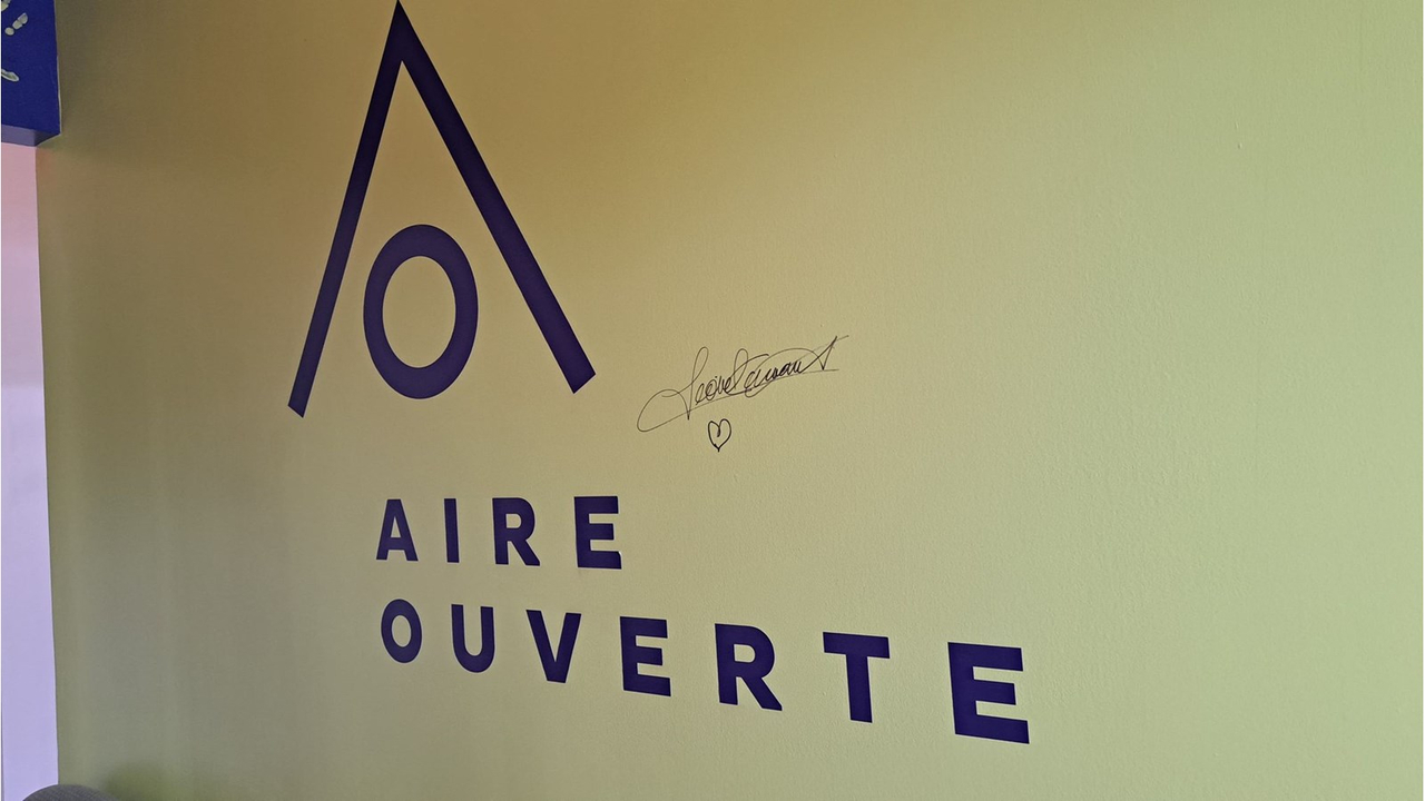 Le ministre délégué à la Santé et aux Services sociaux, Lionel Carmant a apposé sa signature près du logo de l'organisme