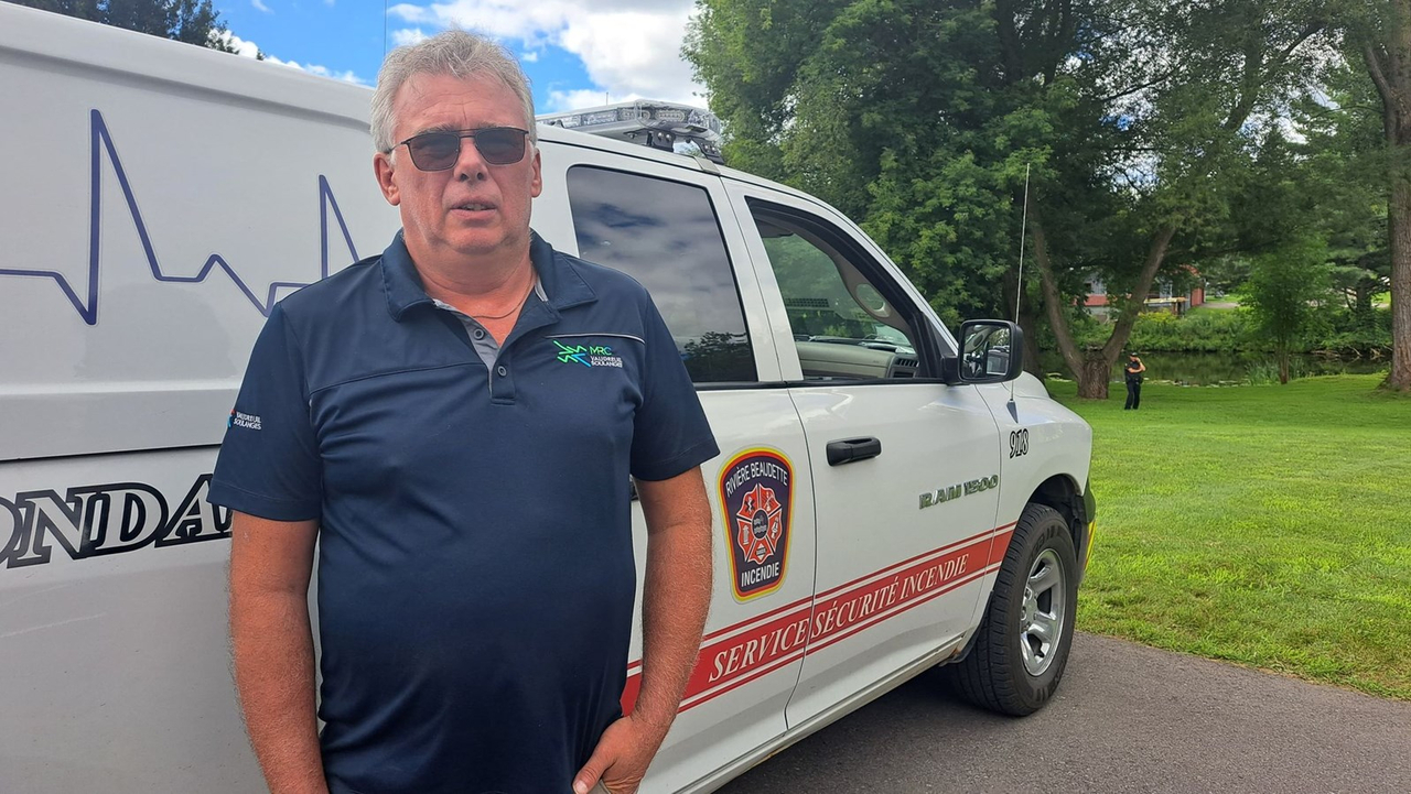 Le maire de Rivière-Beaudette, Patrick Bousez a tenu à participer aux recherches même si ses vacances se terminent officiellement dans quelques heures