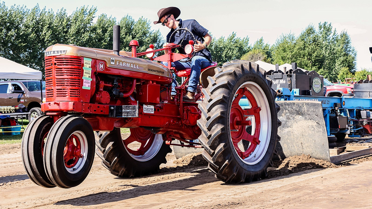 Frédérick Delforge de Coteau-du-Lac a pris le volant de son McCormick Farmhall de 1950 pour tenter de monter sur podium