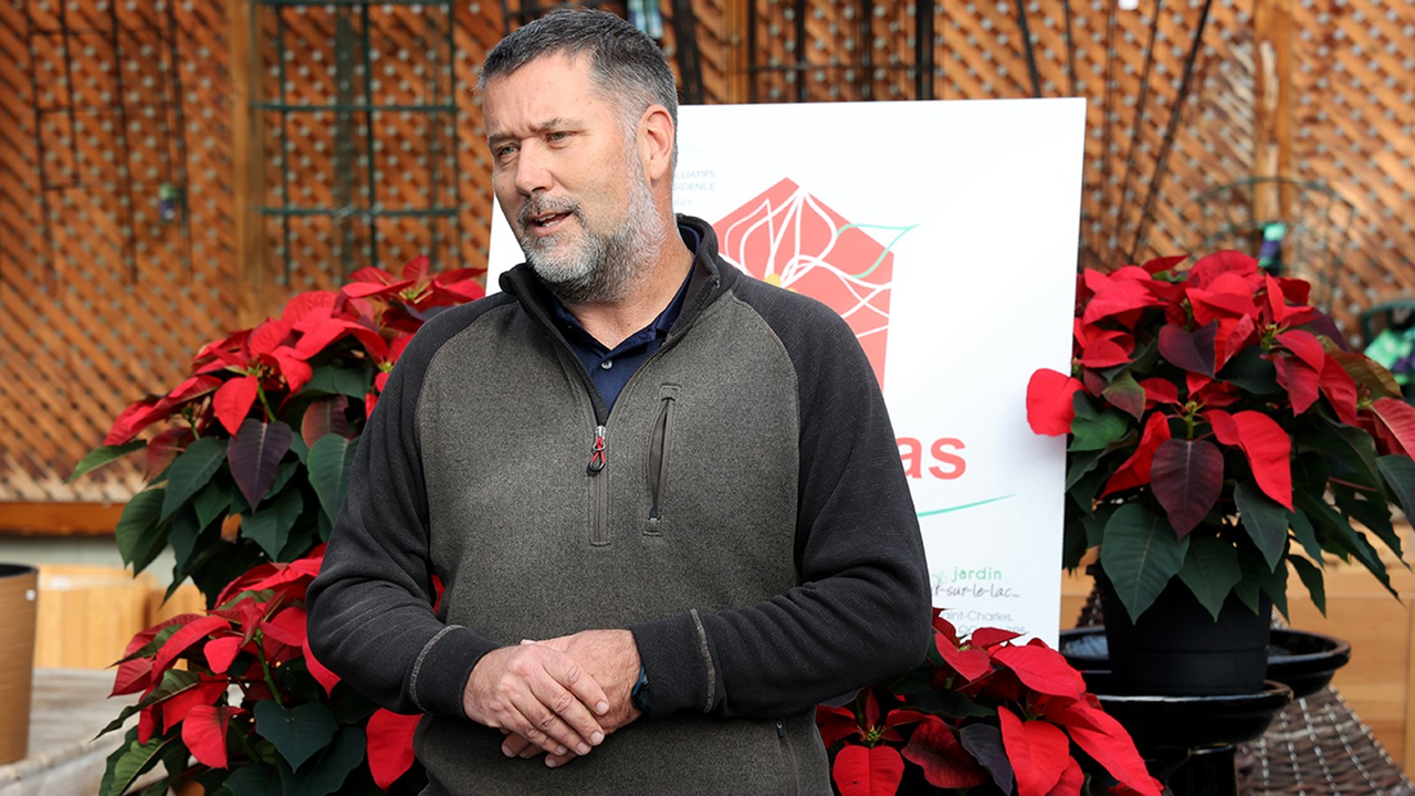 Patrick Van Den Abeele, propriétaire du Centre du Jardin de Vaudreuil-sur-le-Lac prête ses locaux pour que la campagne puisse prendre forme