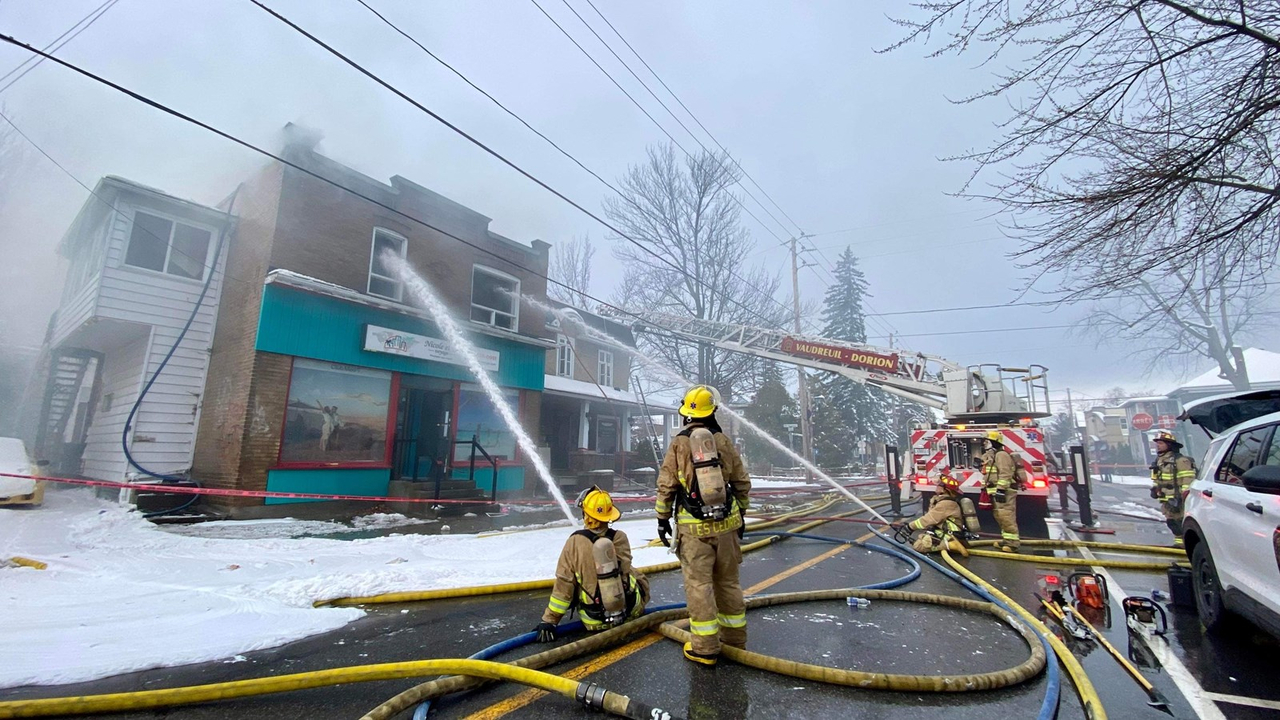 Violent incendie en cours à Vaudreuil-Dorion