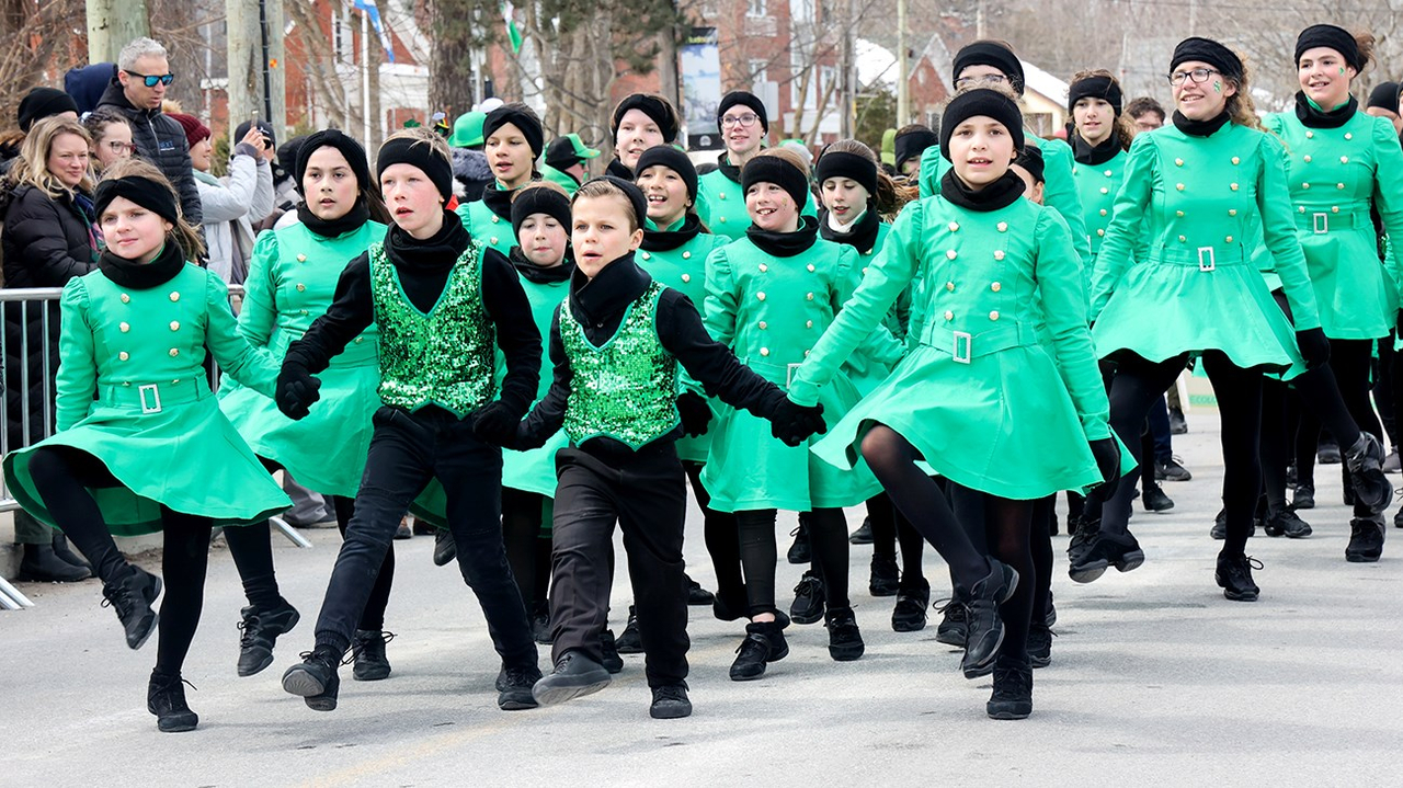 Trèfles, danse, musique, et beaucoup de sourires lors du défilé de la Saint-Patrick