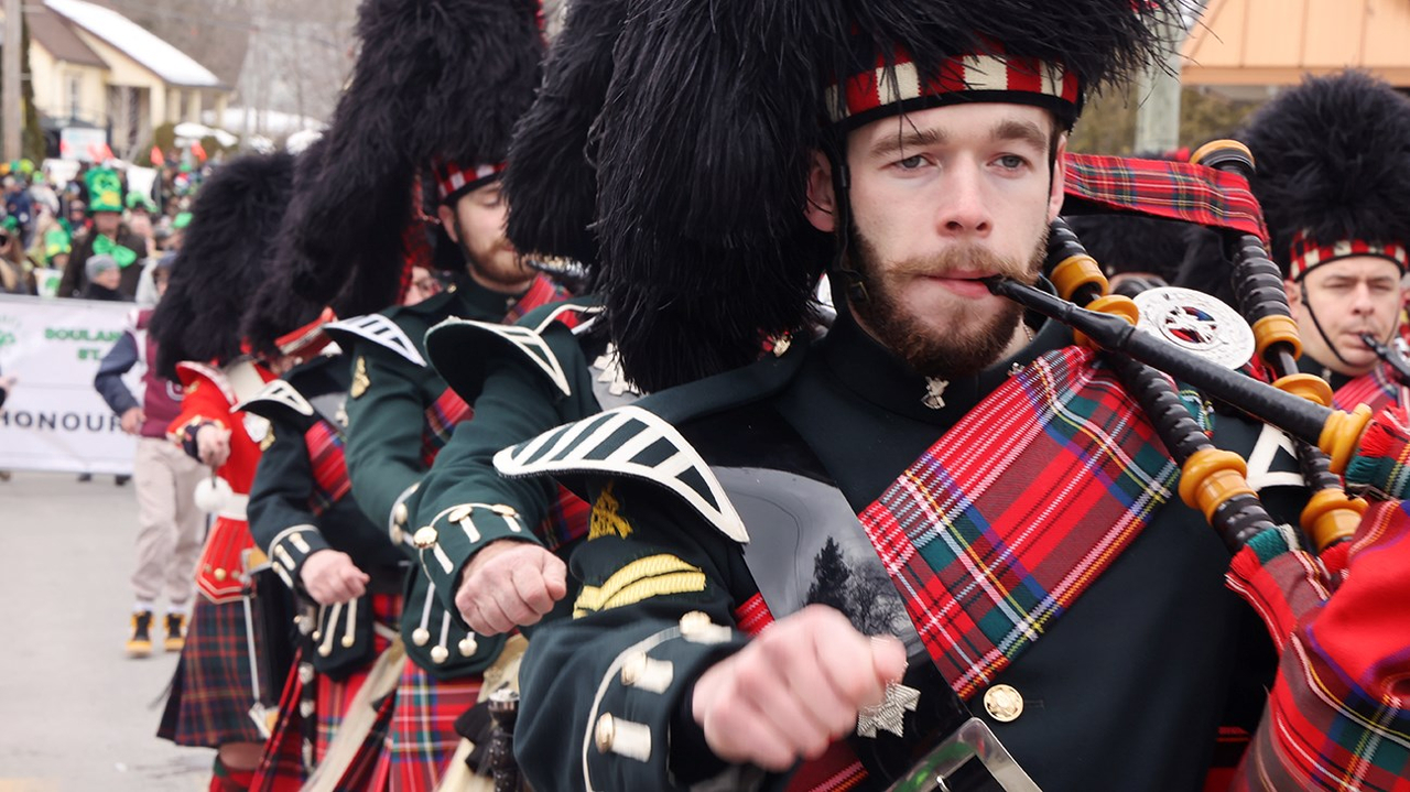 Trèfles, danse, musique, et beaucoup de sourires lors du défilé de la Saint-Patrick