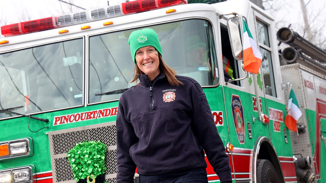 Trèfles, danse, musique, et beaucoup de sourires lors du défilé de la Saint-Patrick