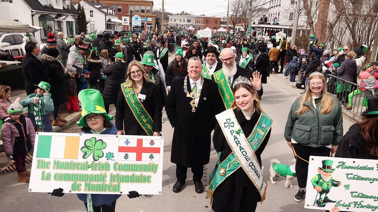 Trèfles, danse, musique, et beaucoup de sourires lors du défilé de la Saint-Patrick