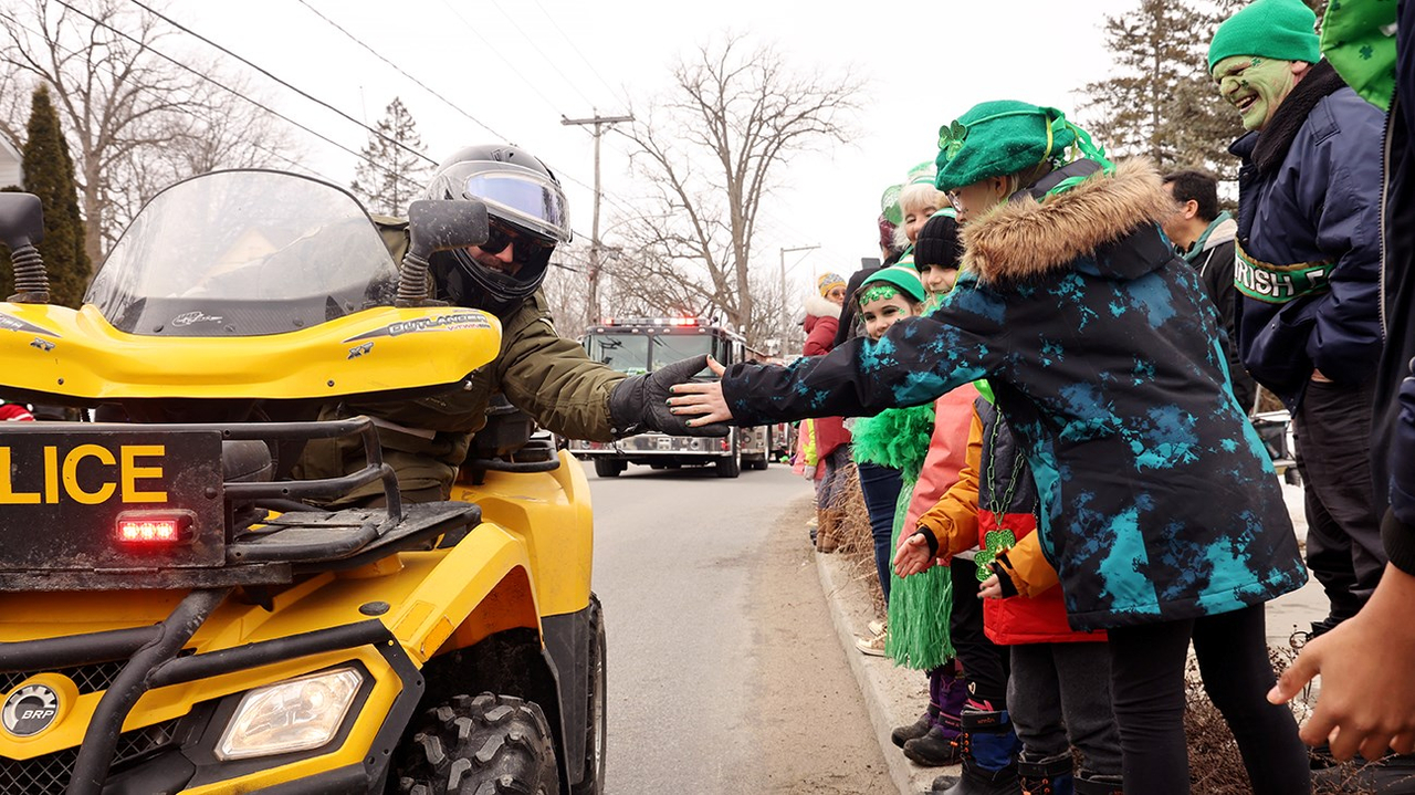Trèfles, danse, musique, et beaucoup de sourires lors du défilé de la Saint-Patrick