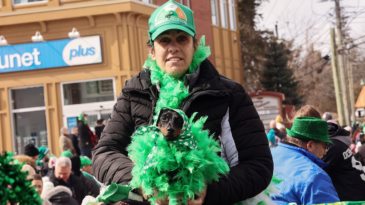 Trèfles, danse, musique, et beaucoup de sourires lors du défilé de la Saint-Patrick