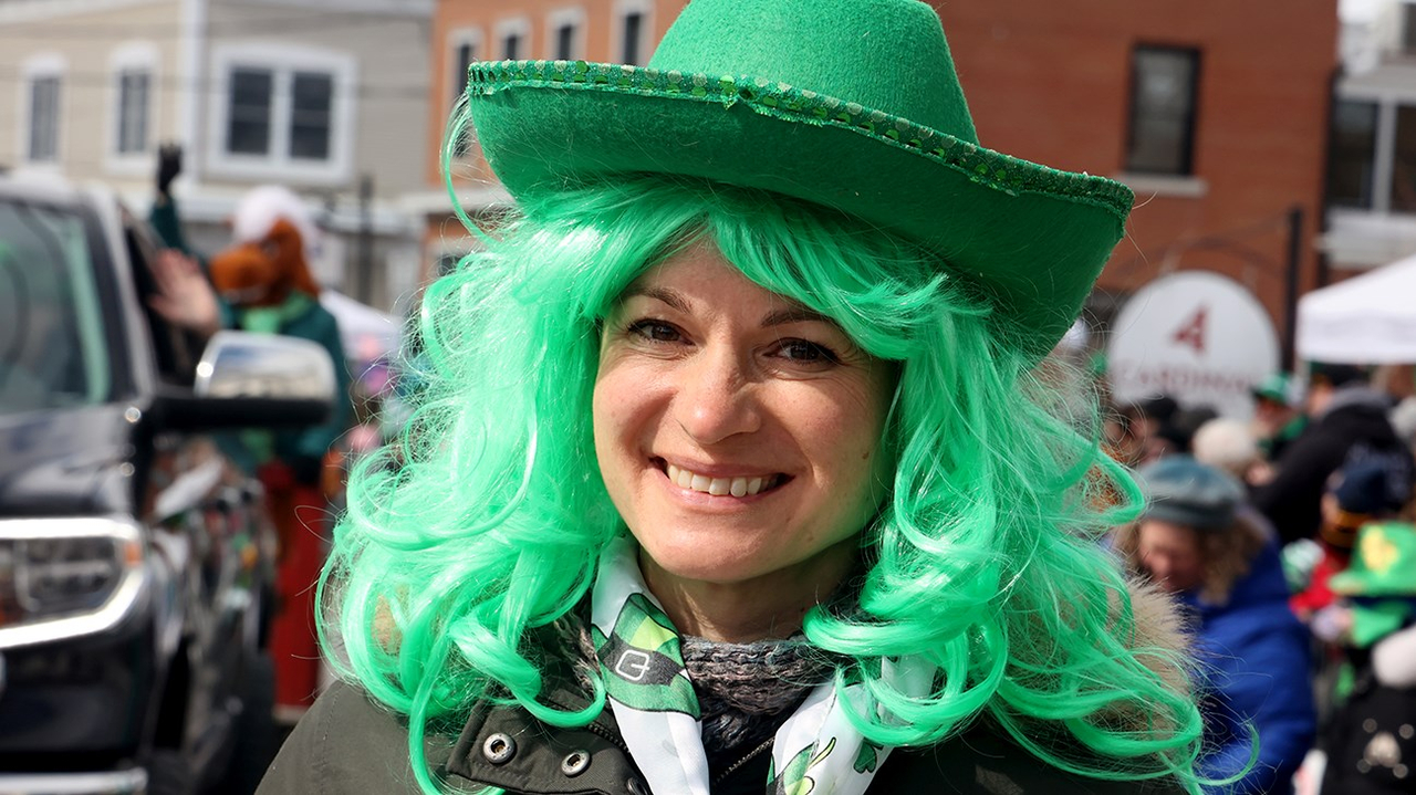 Trèfles, danse, musique, et beaucoup de sourires lors du défilé de la Saint-Patrick