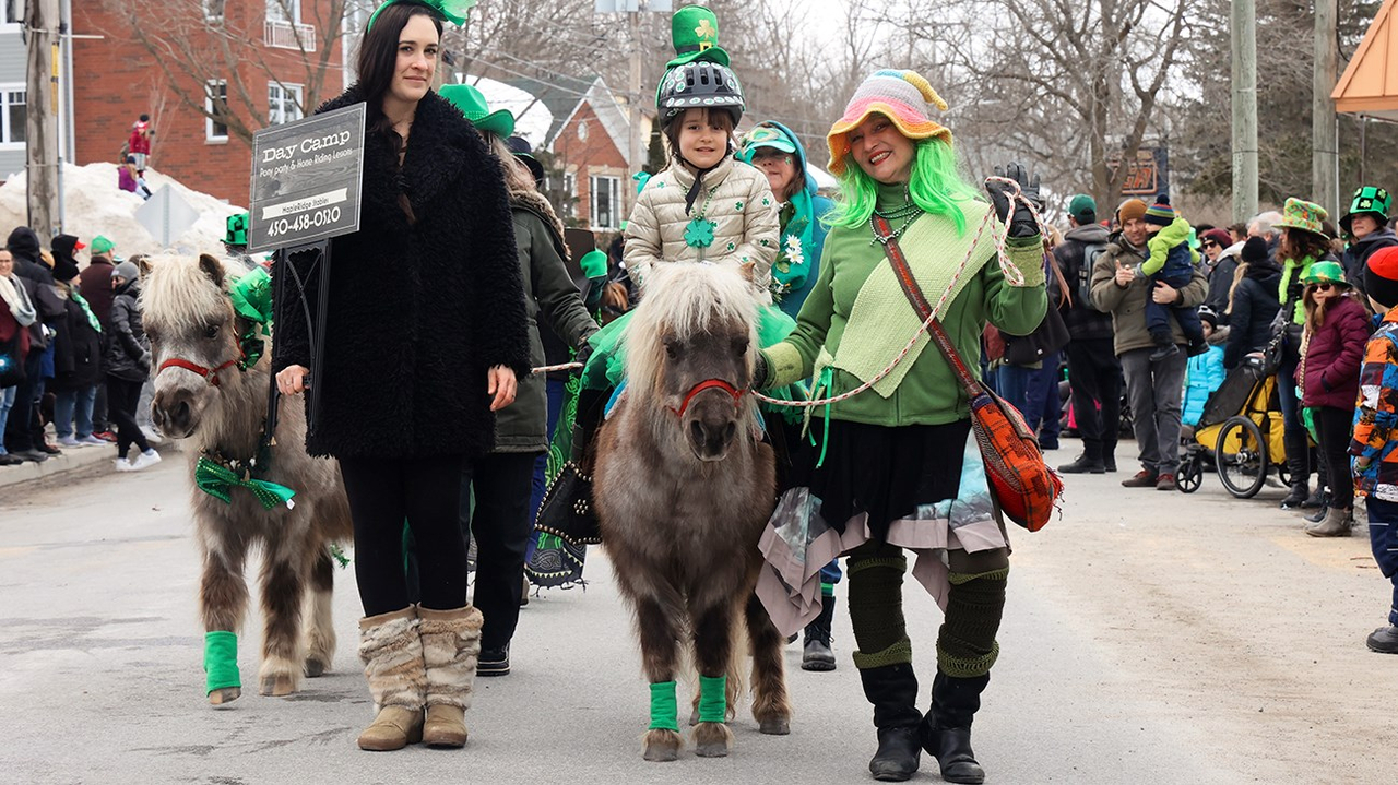 Trèfles, danse, musique, et beaucoup de sourires lors du défilé de la Saint-Patrick