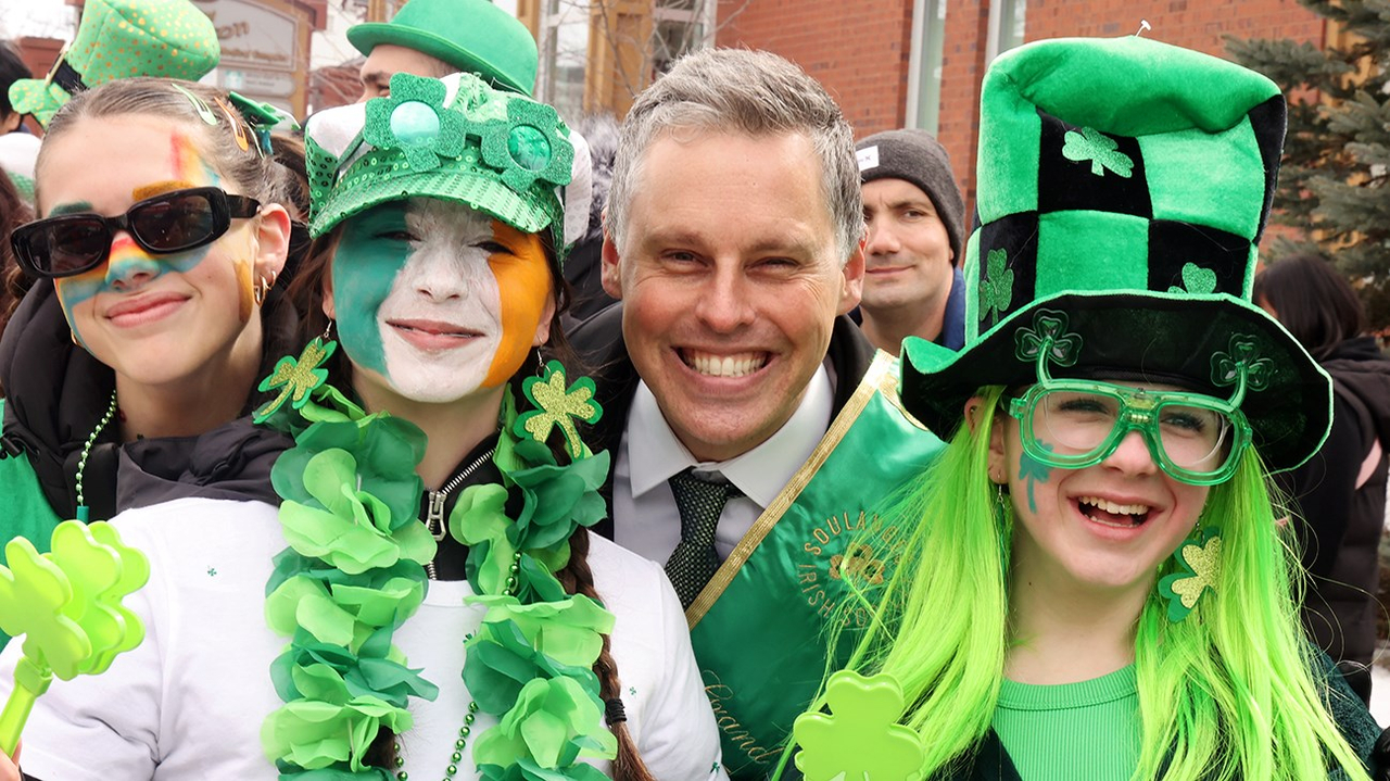 Trèfles, danse, musique, et beaucoup de sourires lors du défilé de la Saint-Patrick