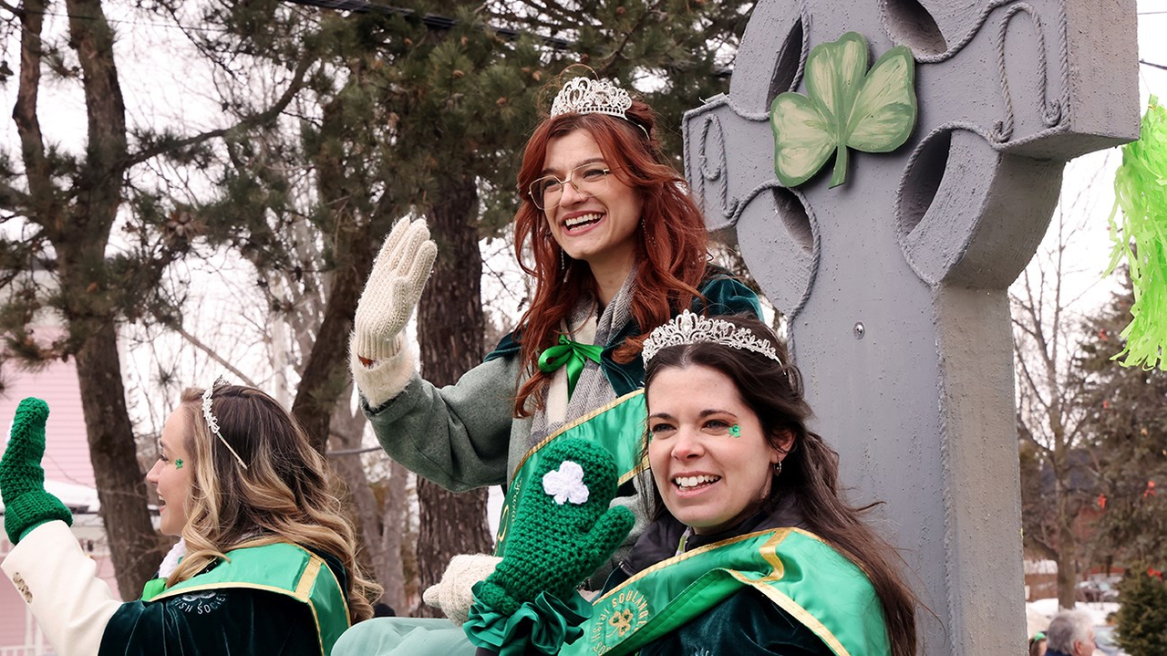 Trèfles, danse, musique, et beaucoup de sourires lors du défilé de la Saint-Patrick