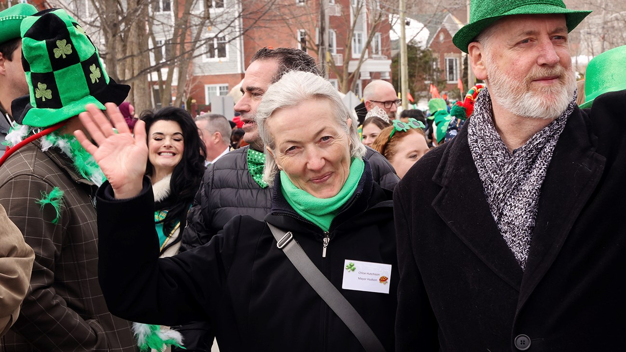 Trèfles, danse, musique, et beaucoup de sourires lors du défilé de la Saint-Patrick