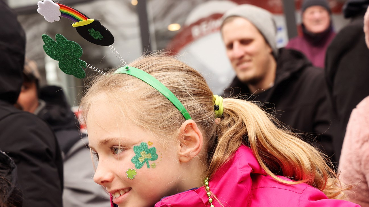 Trèfles, danse, musique, et beaucoup de sourires lors du défilé de la Saint-Patrick