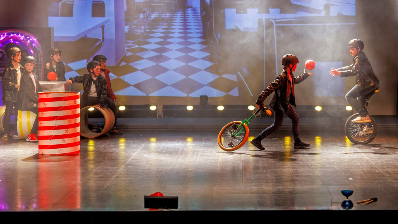 Retour en images sur le spectacle de cirque de l'école primaire Harwood