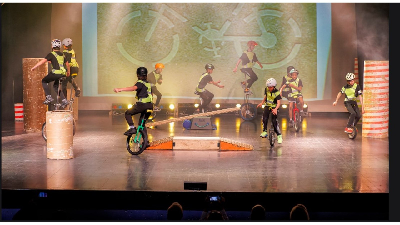 Festi-cirque: au tour des élèves de l'école Notre-Dame-de-Lorette de s'envoyer en l'air