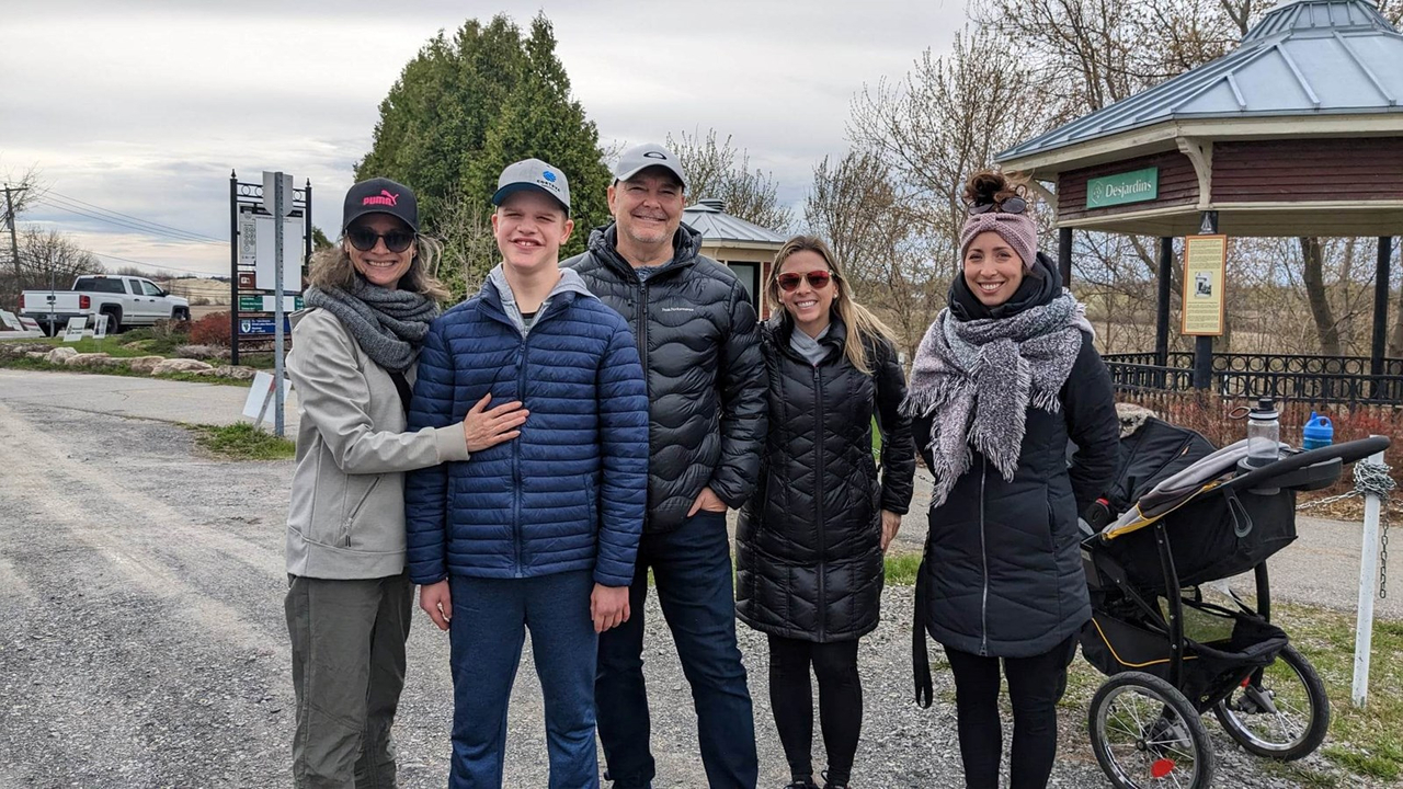 Sur la photo, on retrouve de gauche à droite: Mélanie Deveault, Loic, bénéficiaire de V.I.V.R.E & Grandir Autrement et marcheur, Jean-Michel Anctil, Mélodie Charest et la conseillère municipale Lyndsay Simard