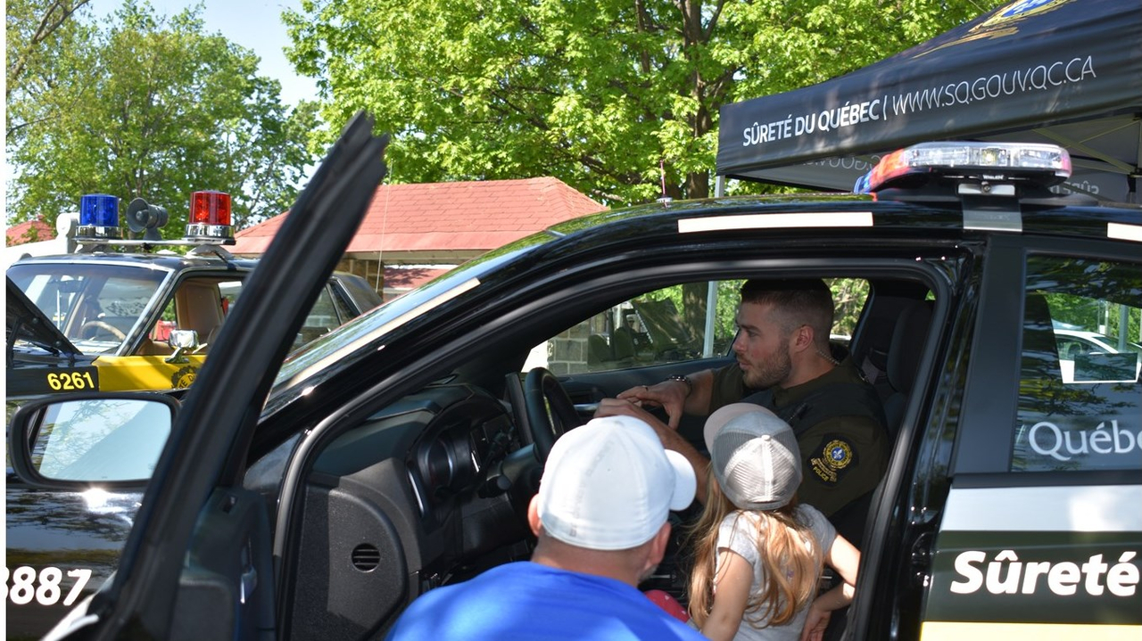 L'agent Guay s'est fait un plaisir de faire une démonstration de divers équipements du véhicule de patrouille aux enfants intéressés