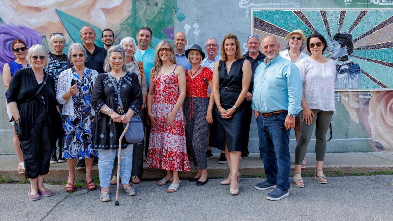 En plus des représentants de la Ville de Vaudreuil-Dorion, les artistes et représentants des organismes qui se sont joints au projet ont pris la pose
