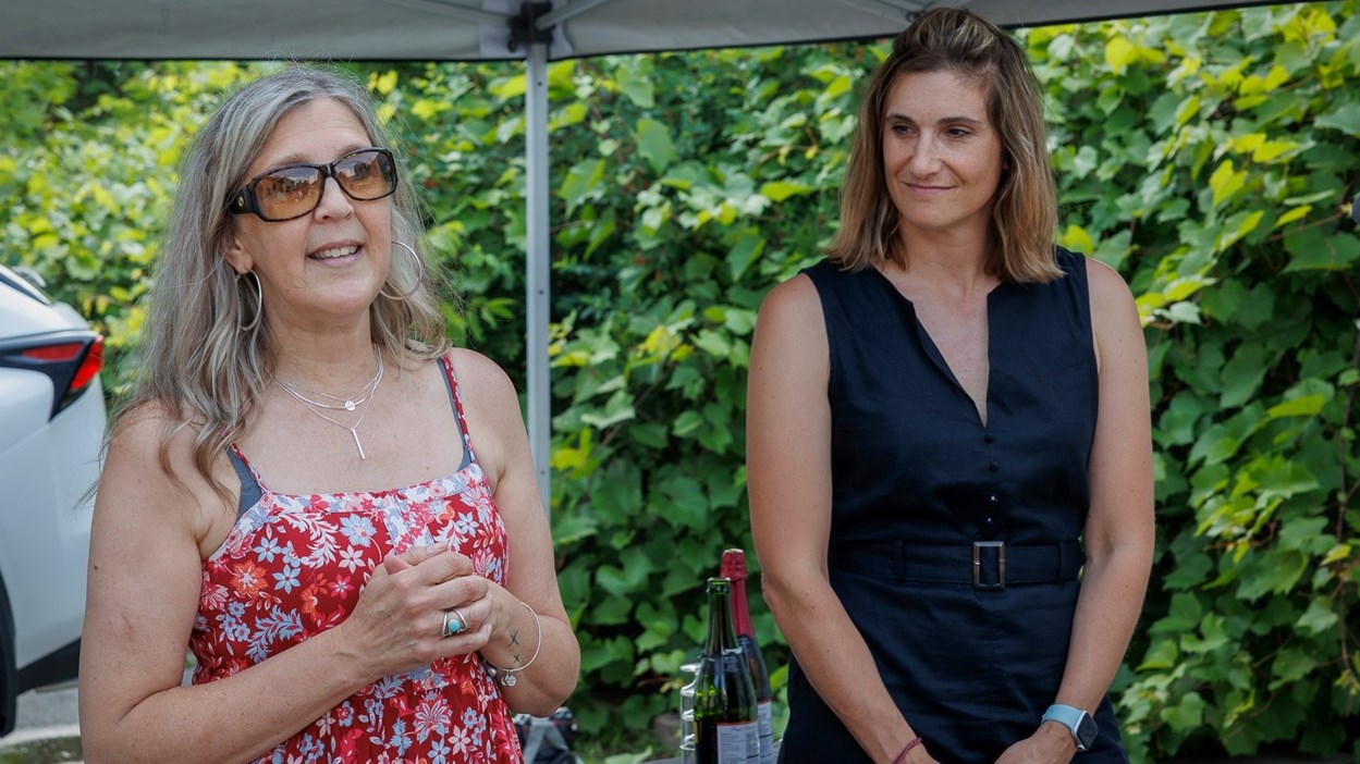 L’artiste locale Monica Brinkman a expliqué le point d'origine du projet sous l'oeil attentif de la chef de division culture et vie communautaire de Vaudreuil-Dorion, Chloé Marcil