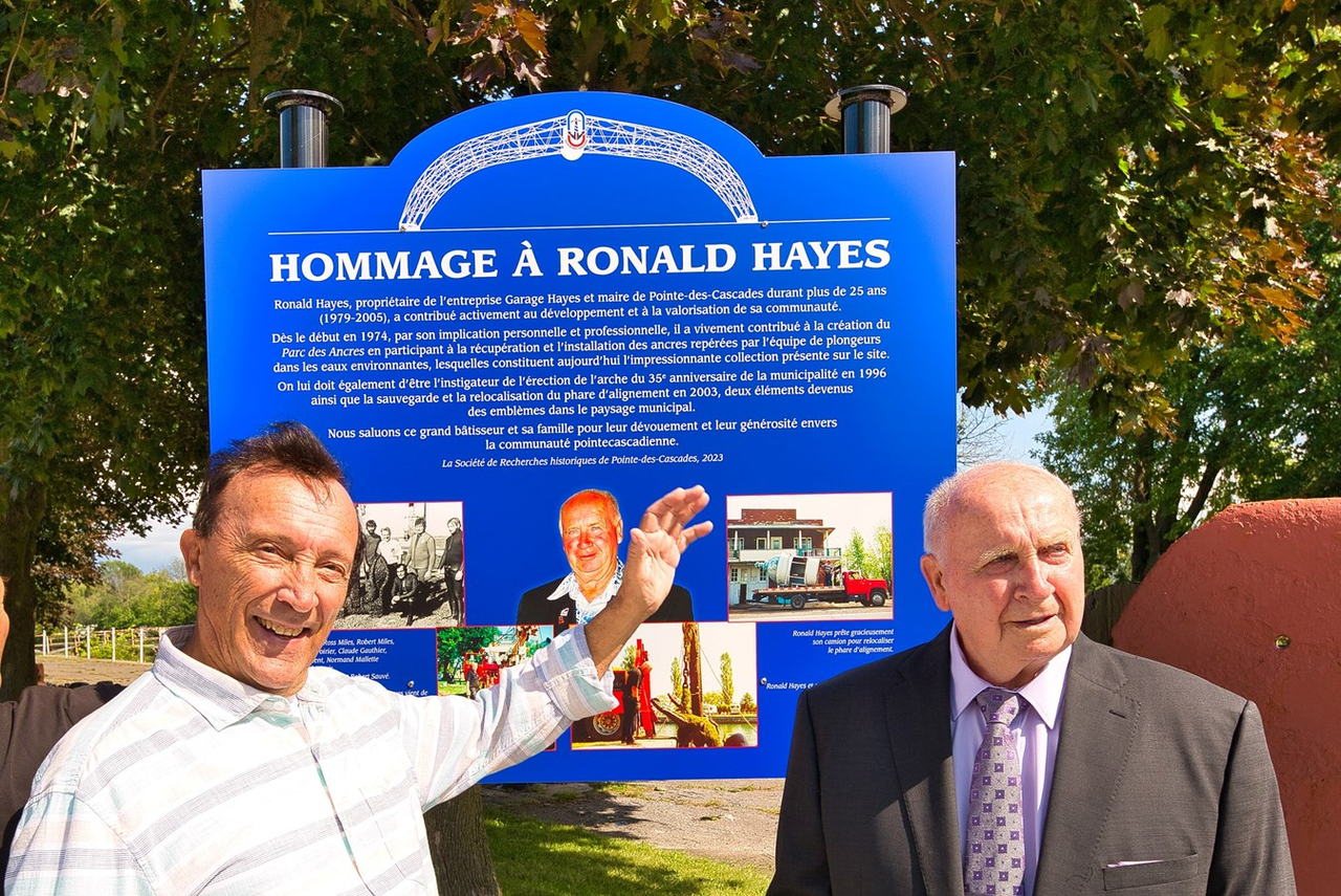 Ronald Hayes à droite, lors du dévoilement de la plaque-hommage