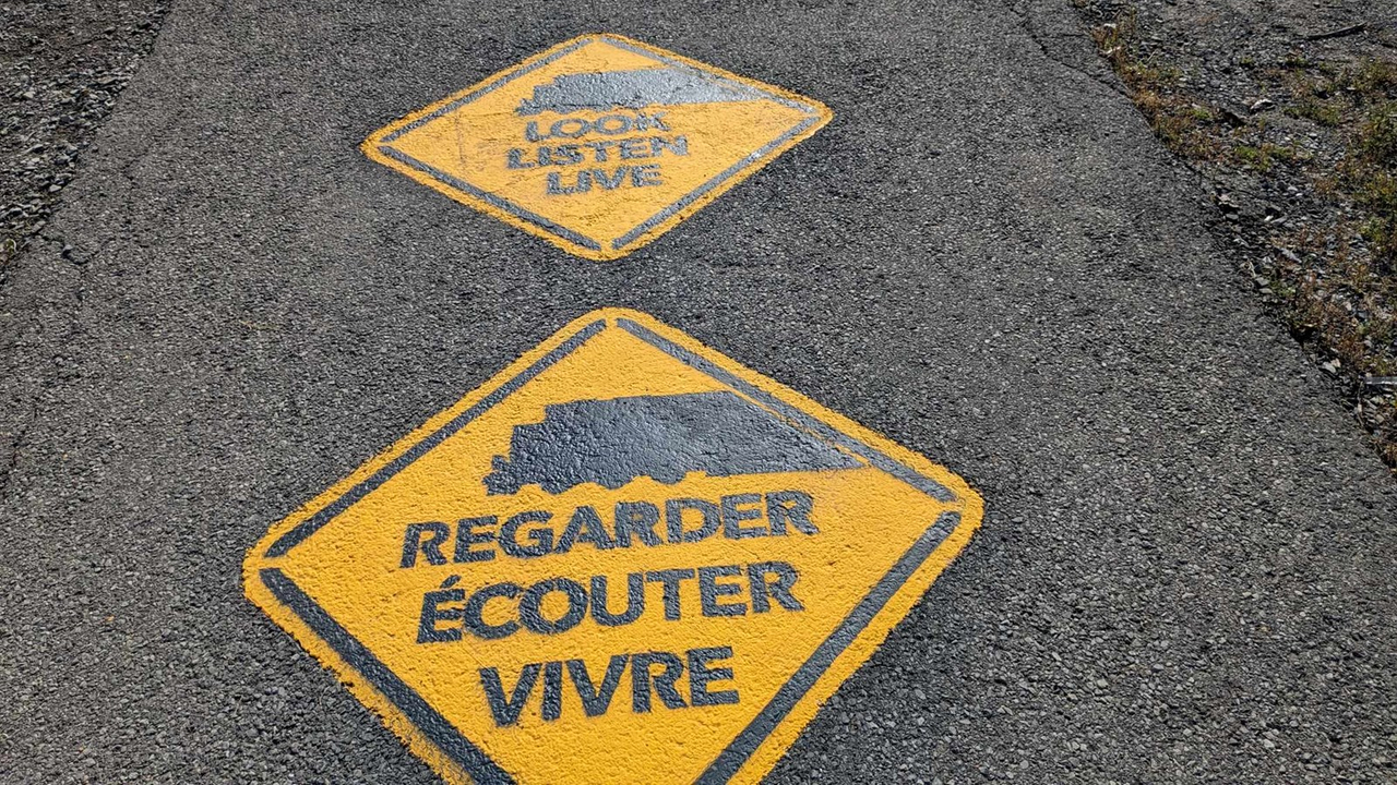 Pour attirer l'attention des marcheurs rivés sur leur cellulaire ou des cyclistes qui ont des écouteurs dans les oreilles, le CN a apposé au sol des losanges pour les inviter à faire preuve de vigilance près du passage à niveau de la 3e Avenue à Pincourt