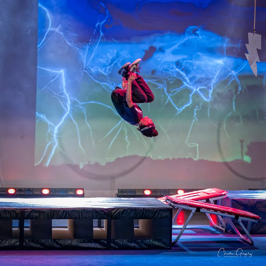 Un 6e spectacle du Festi-Cirque rythmé et coloré présenté par l'école des Étriers