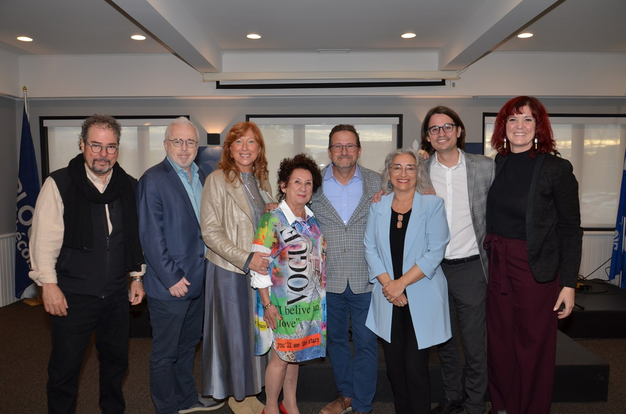 L'artiste Jamil Azzaoui, les députés Christine Normandin, Denis Trudel, Caroline Desbiens et Jean-Denis Garon étaient parmi les invités du souper-spectacle. Ils prennent la pose avec Mme. Laître, M. Blanchet et Mme DeBellefeuille.